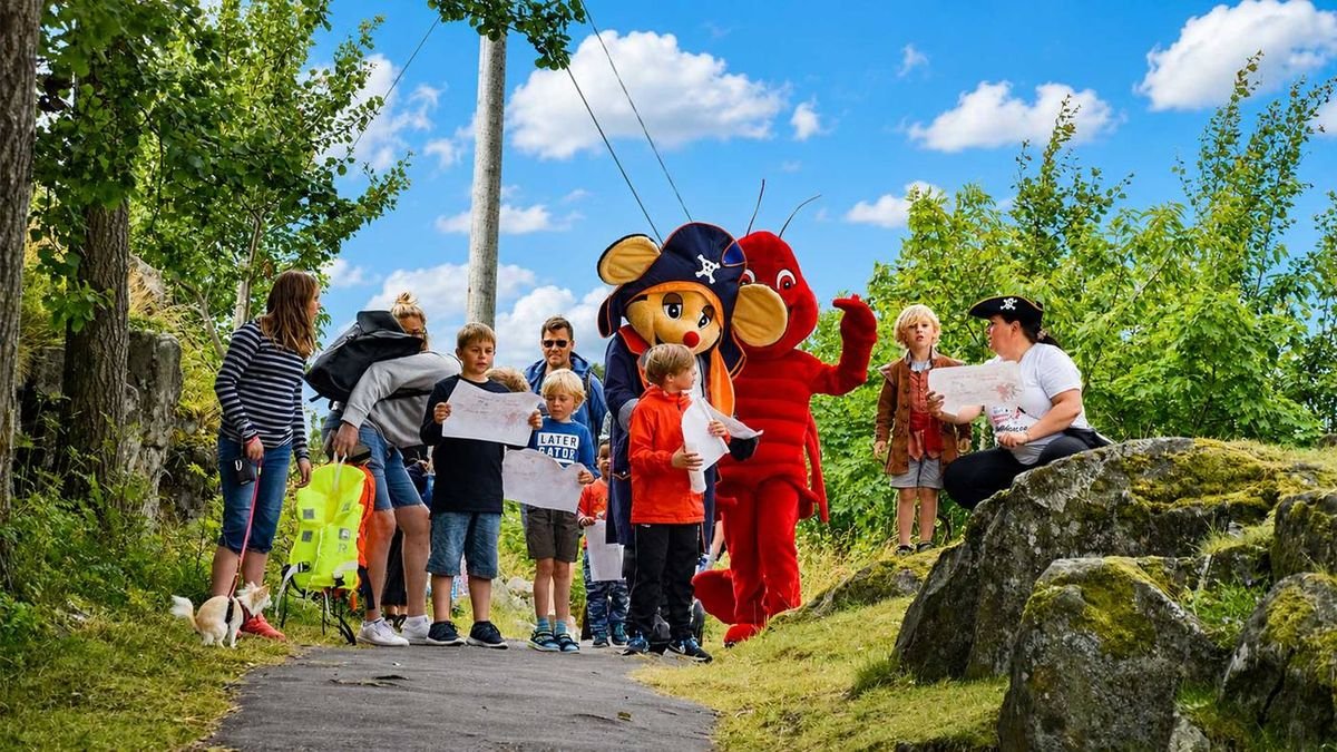 Barn og maskoter på skattejakt langs stien